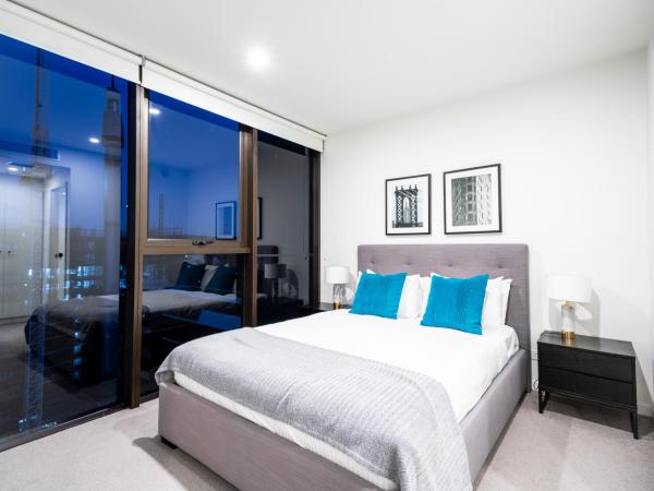 Opera Apartments South Brisbane : photo 1 de la chambre appartement 2 chambres avec balcon et vue sur les montagnes