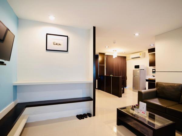 CA Hotel and Residence Phuket - SHA Extra Plus : photo 1 de la chambre suite deluxe avec lit king-size