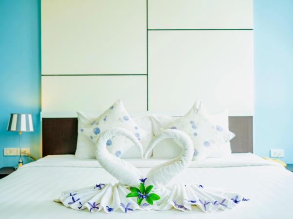 CA Hotel and Residence Phuket - SHA Extra Plus : photo 2 de la chambre suite deluxe avec lit king-size