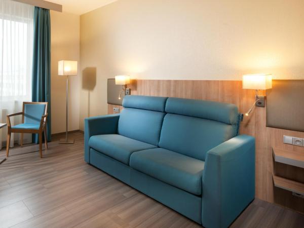 Holiday Inn Prague, an IHG Hotel : photo 5 de la chambre suite lit king-size avec canapé-lit