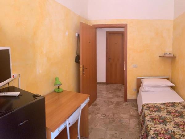 HostelCiompi : photo 4 de la chambre chambre simple avec salle de bains commune
