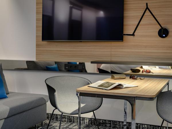 Novotel Suites Berlin City Potsdamer Platz : photo 10 de la chambre suite standard avec 1 lit double et 1 canapé