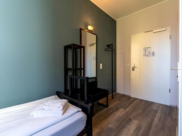 a&o München Laim : photo 3 de la chambre chambre simple avec salle de bains privative