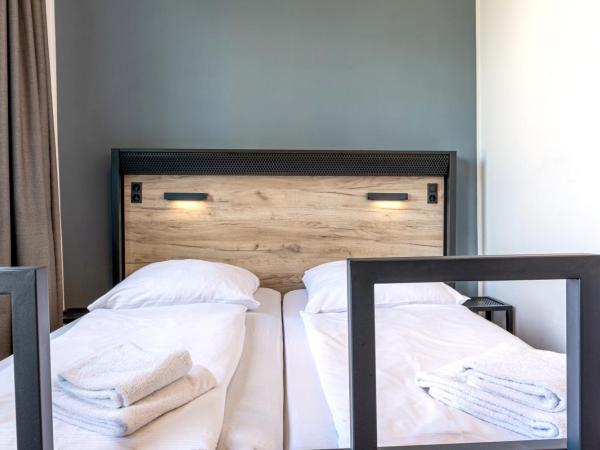 a&o München Laim : photo 5 de la chambre chambre lits jumeaux avec salle de bains privative