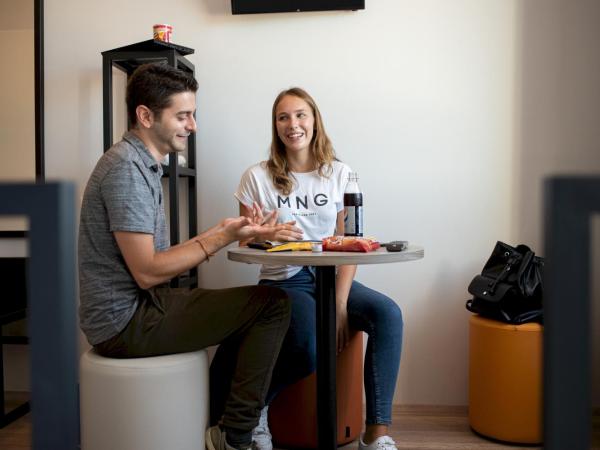 a&o München Laim : photo 3 de la chambre chambre lits jumeaux avec salle de bains privative