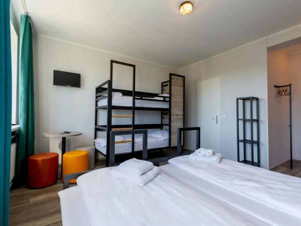 a&o München Laim : photo 2 de la chambre chambre quadruple avec salle de bains privative