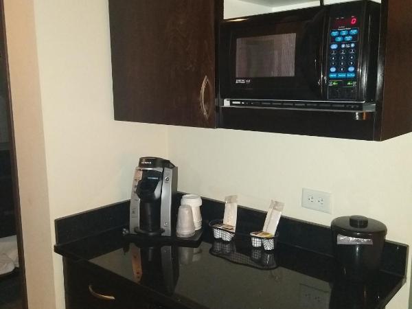 Holiday Inn Express & Suites Colorado Springs Central, an IHG Hotel : photo 2 de la chambre standard room with two queen beds - communications accessible tub