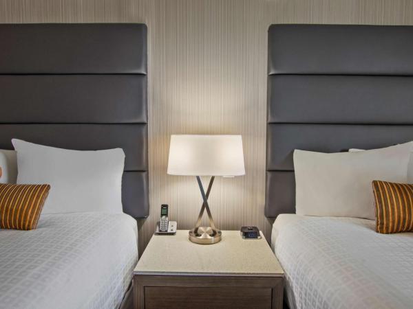 Best Western Premier Calgary Plaza Hotel & Conference Centre : photo 1 de la chambre chambre avec 2 grands lits queen-size