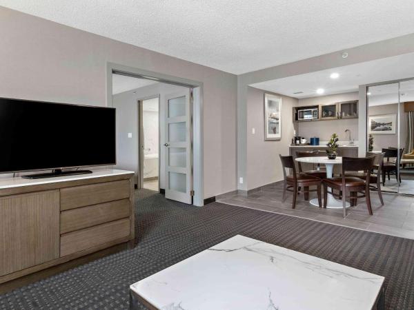 Best Western Premier Calgary Plaza Hotel & Conference Centre : photo 4 de la chambre suite 2 chambres lit king-size