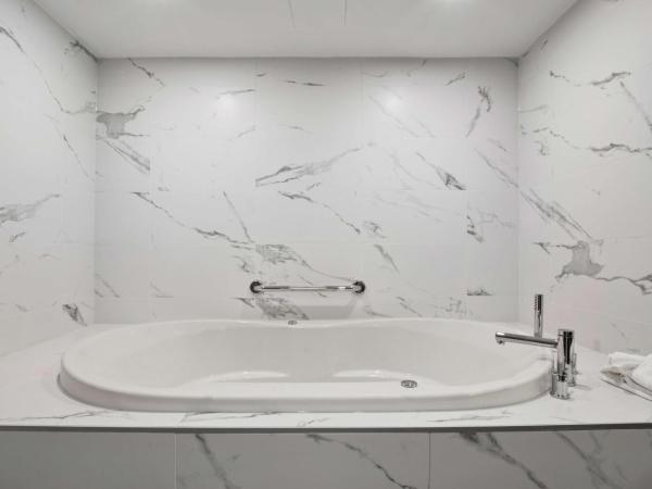 Best Western Premier Calgary Plaza Hotel & Conference Centre : photo 5 de la chambre suite 2 chambres lit king-size