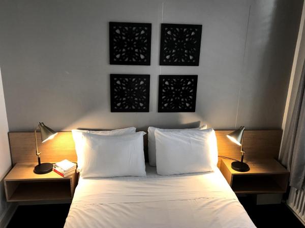 Touchstone Hotel - City Center : photo 2 de la chambre petite chambre double