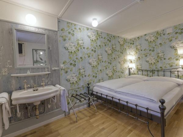 Alplodge : photo 2 de la chambre chambre double avec salle de bains commune