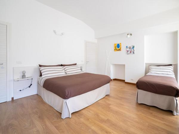 TO.STA BwithoutB HOME SHARING NEL CENTRO DI TORINO : photo 7 de la chambre chambre triple