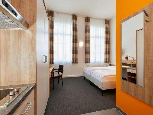 Townhouse Düsseldorf : photo 3 de la chambre chambre double avec kitchenette