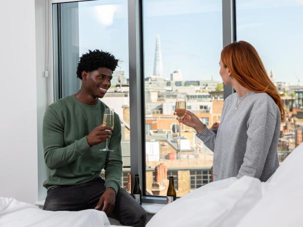 YOTEL London City : photo 2 de la chambre hébergement lit queen-size premium avec vue