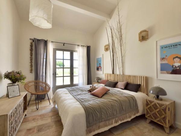 Mas du Couvin, maison d'hôtes en Camargue : photo 3 de la chambre chambre lit king-size - vue sur jardin