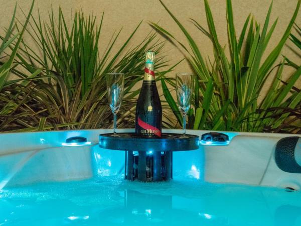 Le petit paradis : photo 5 de la chambre chambre lit king-size avec baignoire spa