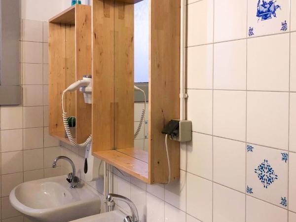 Hostel ROOM Rotterdam : photo 4 de la chambre chambre double avec salle de bains commune