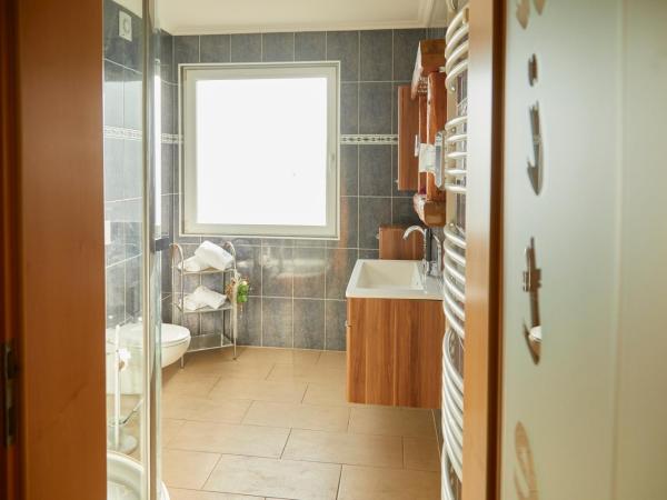 I AM HOTEL Graz-Seiersberg : photo 7 de la chambre suite avec baignoire spa et sauna