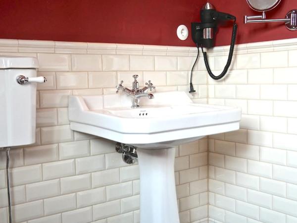 Alte Schreinerei Boutique Hotel : photo 4 de la chambre chambre triple avec salle de bains privative