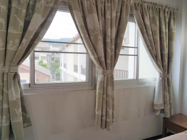 Chomdoi House Hotel SHA Extra Plus : photo 4 de la chambre budget air-con room