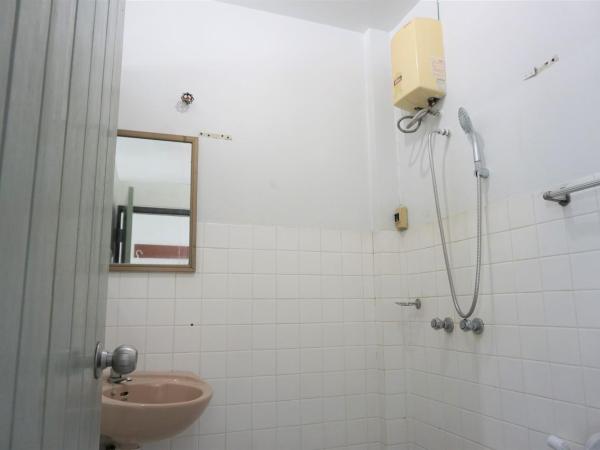 Chomdoi House Hotel SHA Extra Plus : photo 2 de la chambre budget air-con room