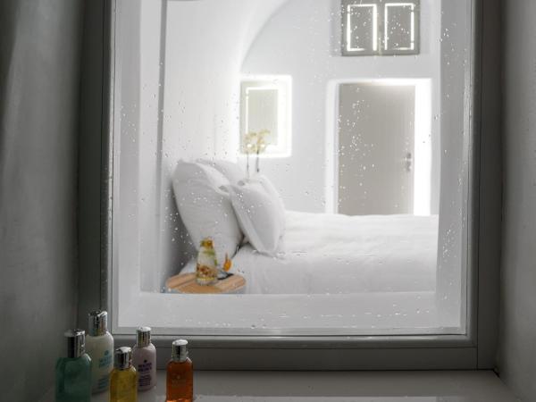 Echoes Luxury Suites : photo 6 de la chambre suite premium avec petite piscine extérieure chauffée privée - vue sur caldeira