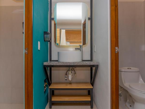 Nomads Hotel, Hostel & Rooftop Pool Cancun : photo 7 de la chambre lit dans dortoir mixte de 6 lits