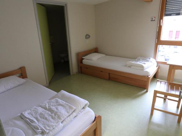Auberge de Jeunesse HI Pontarlier : photo 3 de la chambre chambre lits jumeaux avec salle de bains