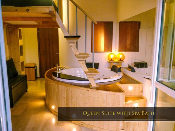 4Roomz : photo 1 de la chambre suite lit queen-size avec baignoire spa