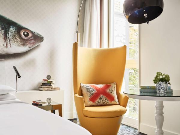 Andaz Amsterdam Prinsengracht - a concept by Hyatt : photo 5 de la chambre chambre lit king-size deluxe - vue sur jardin