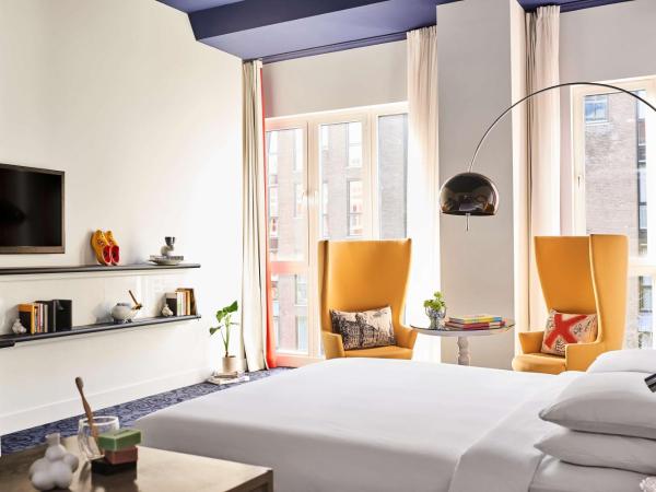 Andaz Amsterdam Prinsengracht - a concept by Hyatt : photo 8 de la chambre chambre lit king-size deluxe - vue sur jardin