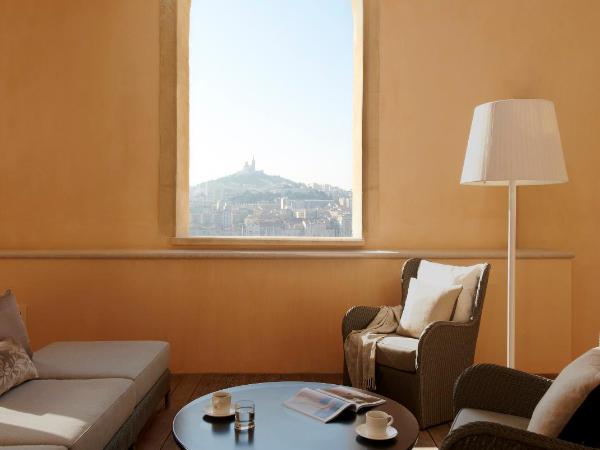 InterContinental Marseille - Hotel Dieu by IHG : photo 5 de la chambre chambre lit king-size classique avec terrasse - vue sur port