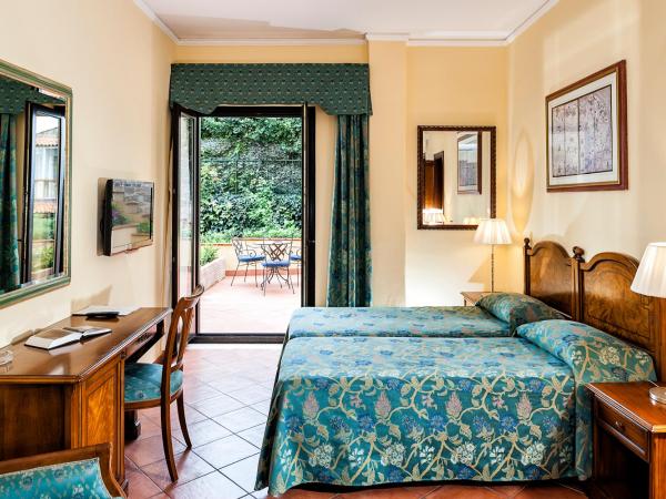 Hotel Sirius : photo 1 de la chambre chambre double ou lits jumeaux - vue latérale sur mer