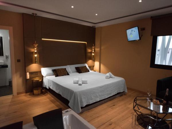 DAOS Suites & Terrace Marbella : photo 3 de la chambre suite deluxe avec baignoire spa