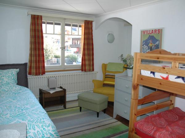 Chalet la Griotte : photo 2 de la chambre chambre triple avec balcon et salle de bains commune