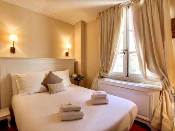 Les Quatre Dauphins : photo 1 de la chambre chambre double standard avec douche