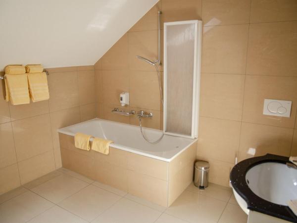 Hotel du Faucon : photo 3 de la chambre suite (3 adultes)