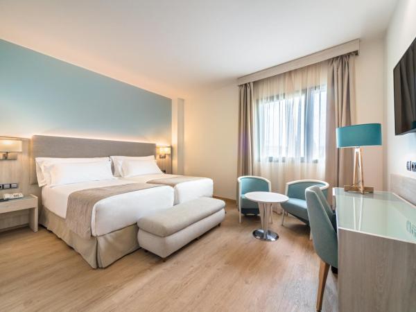 Occidental Sevilla Viapol : photo 4 de la chambre chambre lits jumeaux supérieure avec lit d'appoint (2 adultes + 1 enfant)