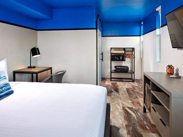 Pacific View Inn : photo 2 de la chambre chambre lit queen-size