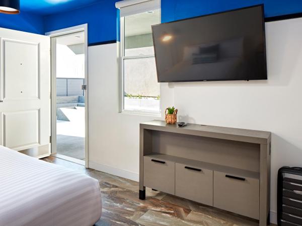 Pacific View Inn : photo 2 de la chambre accessible roll in shower one bed