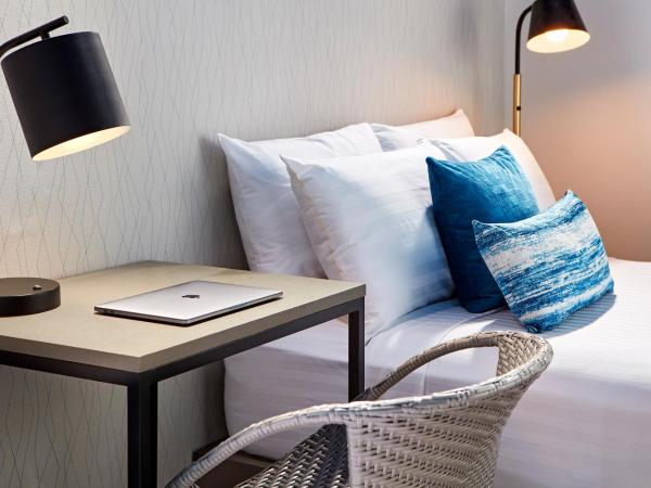 Pacific View Inn : photo 4 de la chambre chambre lit queen-size