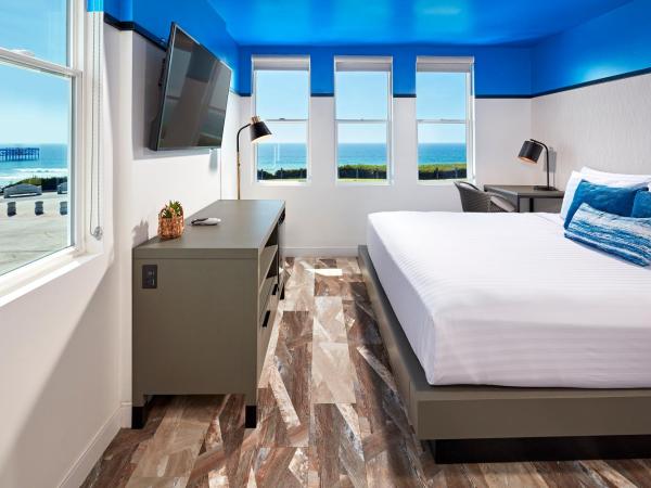 Pacific View Inn : photo 2 de la chambre chambre lit king-size - vue sur mer