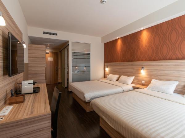 Star G Hotel Premium München Domagkstraße : photo 5 de la chambre chambre supérieure avec 2 lits queen-size