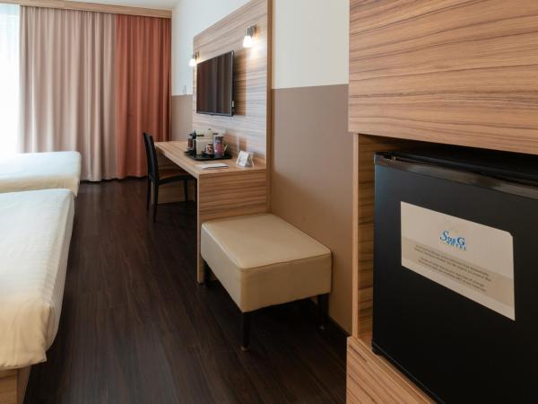 Star G Hotel Premium München Domagkstraße : photo 1 de la chambre chambre supérieure avec 2 lits queen-size