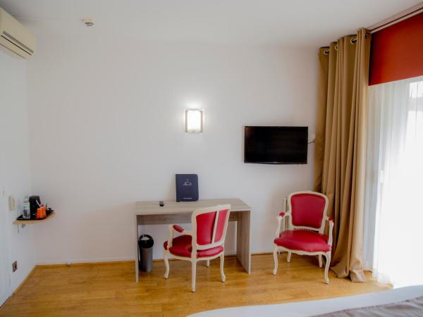 Arc Hôtel Sur Mer : photo 1 de la chambre chambre triple avec balcon et vue sur le jardin