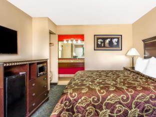 Days Inn by Wyndham Fort Lauderdale Airport Cruise Port : photo 3 de la chambre room #5862932