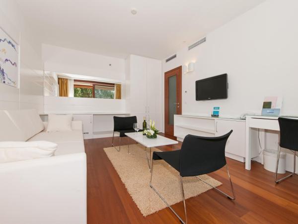 Maistra Select All Suite Island Hotel Istra : photo 3 de la chambre suite premium avec balcon - vue sur parc