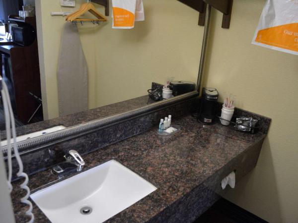 Quality Inn Midtown : photo 4 de la chambre chambre lit king-size - non-fumeurs