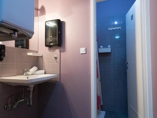 The Dots Hostel : photo 7 de la chambre chambre familiale avec salle de bains privative